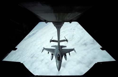 Chiến đấu cơ F-16 nhận nhiên liệu từ máy bay tiếp nhiên liệu KC-10 Extender.