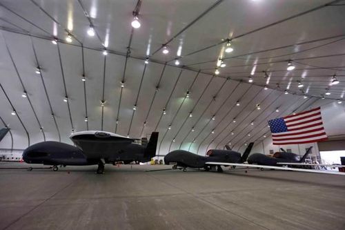 Máy bay do thám RQ-4 Global Hawk của không quân Mỹ trong một nhà chứa máy bay tại căn cứ ở Vịnh Arabia.
