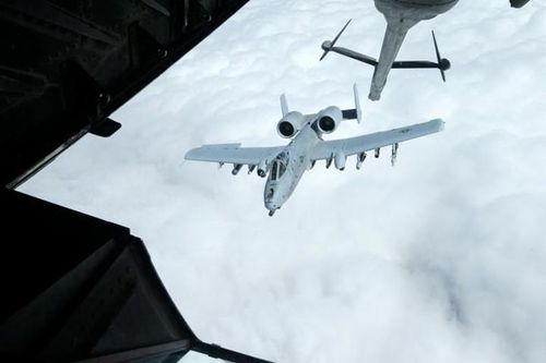 KC-10 Extender tiếp nhiên liệu trên không cho cường kích “lợn lòi” A-10 Thunderbolt II.