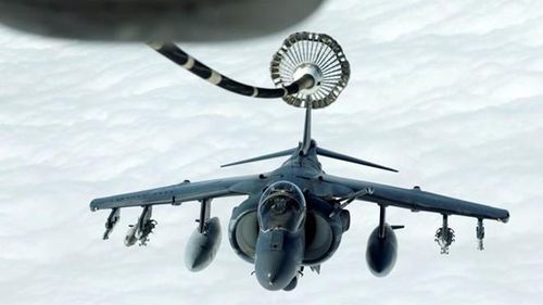 Cường kích AV-8B Harrier II được tiếp nhiên liệu trên không trong lúc tham gia chiến dịch không kích các mục tiêu khủng bố ở Iraq và Syria.