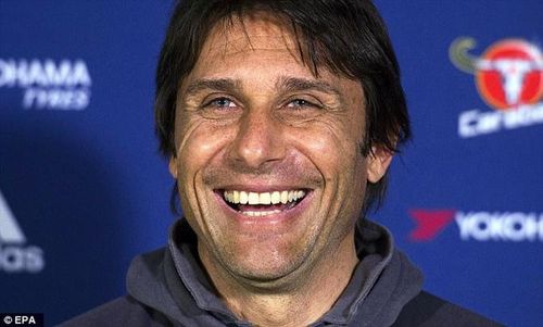 Conte đang hạnh phúc với Chelsea khi gần được nâng cúp vô địch