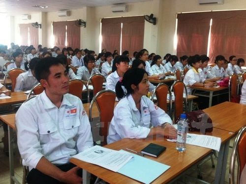 Lao động làm thủ tục sang làm việc tại Nhật Bản. (Ảnh: Hồng Kiều/Vietnam+)