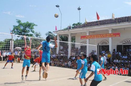Thi đấu bóng chuyền tại Lễ hội Đền Cửa (xã Nghi Khánh - Nghi Lộc). Ảnh: Thành Chung
