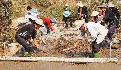 Người dân xã Bản Giang, huyện Tam Đường làm đường giao thông nông thôn.