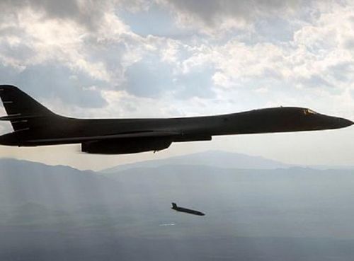  Vào hồi tháng 5, máy bay chiến đấu F/A-18 Super Hornet của Mỹ đã phóng thử tên lửa LRASM, đến nay, việc thử nghiệm thành công loại vũ khí này trên B-1B tiếp tục là một dấu mốc mới. 