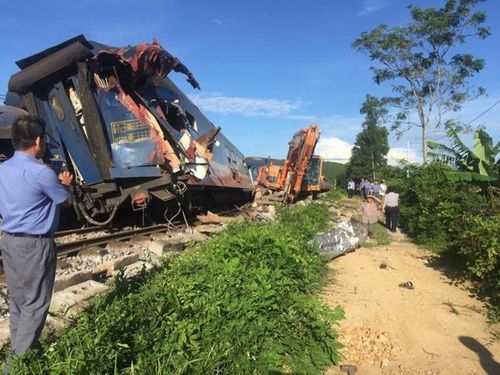 Ngành đường sắt đang khắc phục sự cố. Ảnh: CTV.