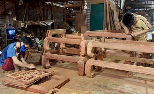 Sản xuất đồ gỗ mỹ nghệ xuất khẩu tại làng nghề Phù Khê, thị xã Từ Sơn (Bắc Ninh). Ảnh: THANH TRÚC
