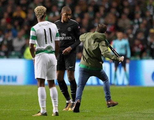 Mbappe bị fan cuồng Celtic lao xuống tấn công