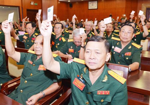 Các đại biểu cựu chiến binh biểu quyết thông qua nghị quyết Đại hội đại biểu Hội Cựu chiến binh TPHCM. Ảnh:VIỆT DŨNG