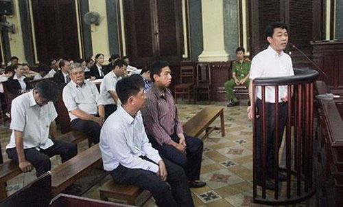 Bị cáo Hùng (đứng) và các bị cáo liên quan tại phiên tòa sơ thẩm.
