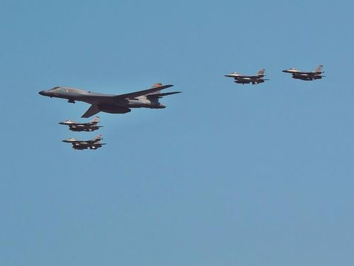 Một máy bay ném bom B-1B của Mỹ cùng các chiến đấu cơ trong một hoạt động quân sự. Ảnh: YONHAP
