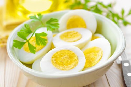 Trứng luộc, món ăn phổ biến của nhiều gia đình