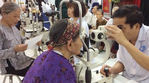 Khám mắt cho người cao tuổi tại Bệnh viện Mắt Hà Nội. Ảnh: Hải Lý