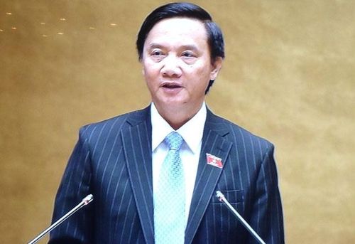 Chủ nhiệm Ủy ban Pháp luật của Quốc hội Nguyễn Khắc Định trình bày Báo cáo.
