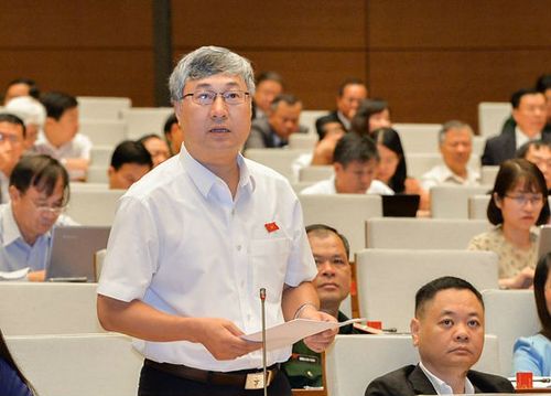 Đại biểu Trần Văn Lâm cho rằng, bộ máy cơ quan Nhà nước hiện nay vẫn còn cồng kềnh, có nơi còn trì trệ. Ảnh: Văn Bình