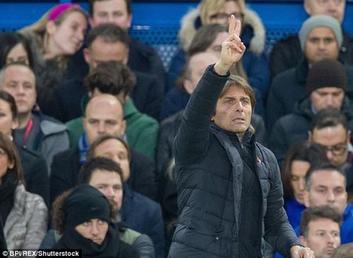 Conte đang "đùa với lửa" khi đối xử tệ với "công thần" Luiz