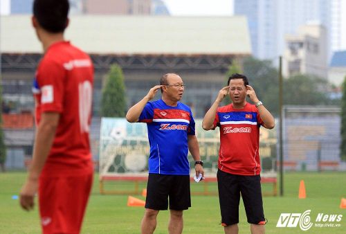 Ở phần đá ma ít người trong phạm vị hẹp, ông Park cũng liên tục yêu cầu các cầu thủ phải dùng đầu phán đoán hướng chuyền bóng trước khi bóng đến chân. (Ảnh: Hà Thành)