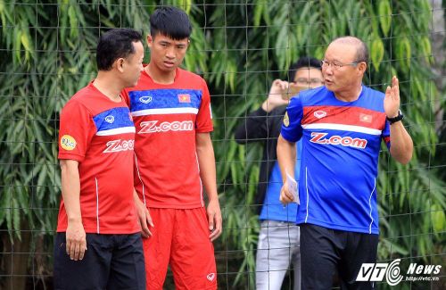 Trước đó, trong bài tập khởi động, ngay cách đánh tay của trung vệ Bùi Tiến Dũng không đạt chuẩn, ông Park cũng đã lại gần và nhắc nhở. (Ảnh: Hà Thành)