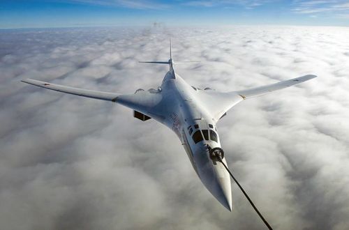 Tu-160 (NATO gọi là BlackJack) là máy bay ném bom chiến lược siêu thanh mang tên lửa với cánh thay đổi góc nghiêng tùy chọn, mẫu sáng chế của Phòng Thiết kế Tupolev trong những năm 1970-1980.
