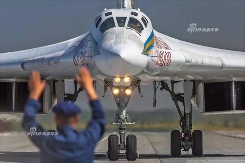 Tu-160 là máy bay lớn nhất và mạnh nhất trong lịch sử máy bay quân sự siêu thanh và máy bay với biến cánh hình học, đồng thời cũng là chiến đấu cơ nặng nhất thế giới, với trọng lượng cất cánh tối đa lớn nhất trong số các máy bay ném bom hiện có.