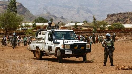 Binh sỹ thuộc phái bộ UNAMID gác tại thị trấn Golo thuộc Jebel Marra, Darfur ngày 19/6. (Nguồn: AFP/TTXVN)