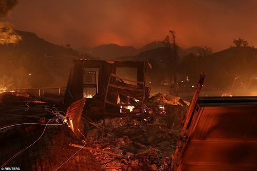 Thống đốc California Jerry Brown đã tuyên bố tình trạng khẩn cấp ở Ventura, cam kết khống chế ngọn lửa "bằng tất cả mọi nguồn lực". Ảnh: Reuters. 