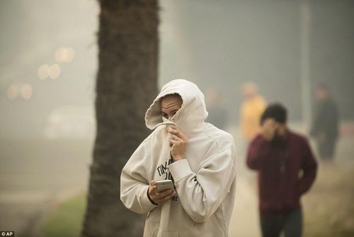 Chính quyền địa phương cảnh báo khói từ đám cháy có thể gây ảnh hưởng sức khỏe, khuyến cáo người già và trẻ em ở những khu vực bị khói mù cần ở trong nhà, tránh ra ngoài. Ảnh: AP. 