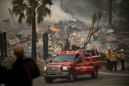 Nhiều vùng ở bang California gánh thiệt hại nặng nề do cháy rừng trong những tháng gần đây. Hồi tháng 10, cháy rừng càn quét ở miền Bắc California khiến hơn 40 người thiệt mạng, khoảng 10.000 công trình bị hư hại. Ảnh: AP. 