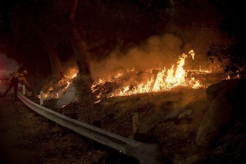 Chiến sĩ cứu hỏa Joe Santos đang xử lý đám cháy tại công viên quốc gia Los Padres tại California.