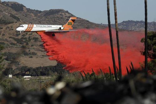 Máy bay rải chất làm chậm cháy tại Fallbrook, California. Thống đốc Brown cho hay lực lượng cứu hỏa đã cảnh giác cao về khả năng hỏa hoạn nguy hiểm ngay cả trước khi vụ cháy đầu tiên diễn ra. Vào ngày 1/12, họ đã bắt đầu lên kế hoạch cho dự báo gió cực mạnh trong tuần tới. 