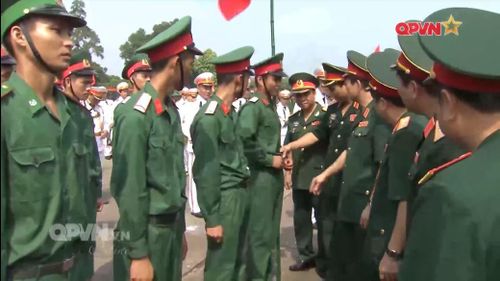 Tháng 2/2003, mẫu thử nghiệm bộ quân trang sĩ quan K-03 được ký duyệt áp dụng tại một số đơn vị với nhiều mục đích sử dụng khác nhau để thử nghiệm khả năng đáp ứng và mức độ phù hợp của bộ quân phục này trong nhiều môi trường hoạt động khác nhau. Nguồn ảnh: QPVN.