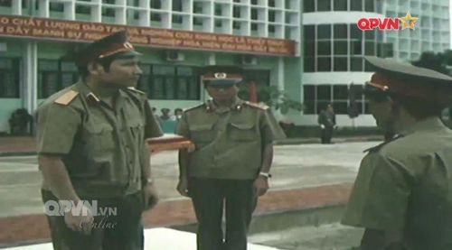 Đổi mới của K-82 so với các mẫu cũ trước tiên là kiểu cổ áo trên quân phục, không còn cài cúc cao tận cổ như kiểu cũ, túi áo cũng được may lội bên ngoài, không giấu vào phía trong, mang lại tác phong khỏe khoắn, nhanh nhẹn và toát lên vẻ dễ gần của người lính. Nguồn ảnh: QPVN.