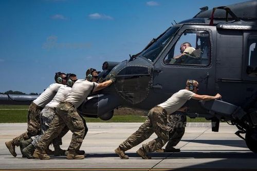 Trực thăng HH-60 của Không quân Mỹ được các phi công và lực lượng kỹ thuật mặt đất đẩy về nhà chờ. Nguồn ảnh: Sina.