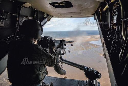 Máy bay lai trực thăng Osprey V-22 của Mỹ với vị trí của xạ thủ súng máy sau. V-22 là loại máy bay kỳ lạ với khả năng bay như máy bay cánh bằng và lên thẳng như trực thăng. Hiện chỉ duy nhất Mỹ sở hữu loại máy bay lai này. Nguồn ảnh: Sina.