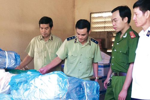 Lực lượng quản lý thị trường Lào Cai kiểm tra hàng hóa