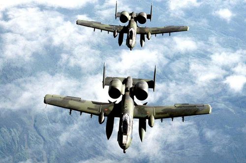 Tiếp theo là các cường kích cơ A-10 của Mỹ. Được đặt tên là "Thần Sấm" A-10, các phi cơ này được thiết kế để thực hiện các nhiệm vụ tấn công mặt đất và chi viện không quân trực tiếp của Mỹ. Nguồn ảnh: Sputnik.