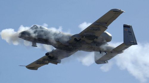 Khác với Su-25, cường kích cơ A-10 của Mỹ không được xuất khẩu và chỉ được sử dụng trong Không quân Mỹ. Trong thời gian từ năm 1972 tới 1984, phía Mỹ đã chế tạo tổng cộng 716 chiếc cường kích A-10 với giá thành khoảng 18,8 triệu USD mỗi chiếc. Nguồn ảnh: YTB.