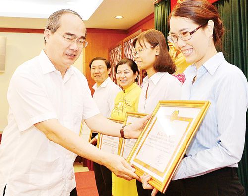 Bí thư Thành ủy TPHCM Nguyễn Thiện Nhân trao bằng khen tặng các tập thể tiêu biểu trong công tác tổ chức xây dựng Đảng. Ảnh: VIỆT DŨNG