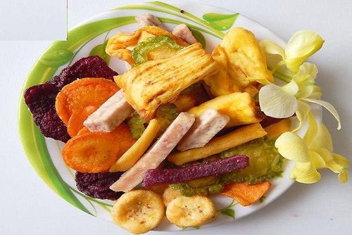 Bạn có thể ăn thoải mái các loại rau củ sấy mà không lo tăng cân. Ảnh: Esquina 