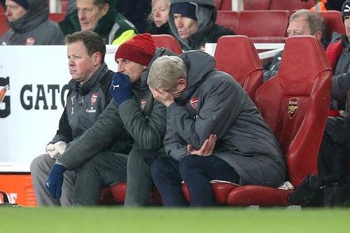 Hình ảnh quen thuộc của Arsene Wenger ở mùa giải năm nay.