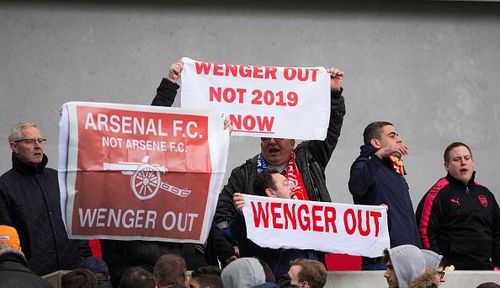 Những tấm biểu ngữ đòi sa thải Wenger xuất hiện dày đặc trong thời gian gần đây.