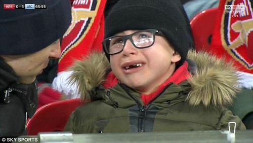 Một CĐV nhí bật khóc khi chứng kiến Arsenal bị Man City đè bẹp ở trận chung kết Cúp liên đoàn.