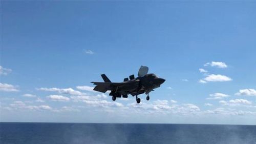 Một chiếc F-35B thực hiện hạ cánh thẳng đứng xuống boong tàu USS Wasp. (Ảnh: CNN)