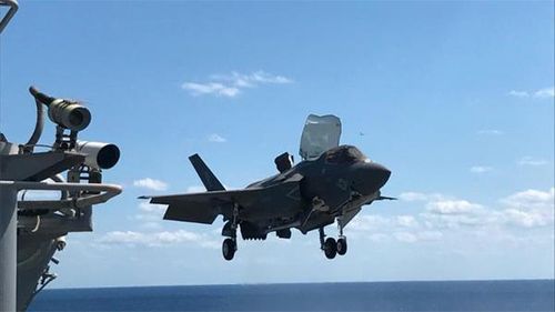 Một chiếc F-35B hạ cánh xuống boong tàu USS Wasp. (Ảnh: CNN)