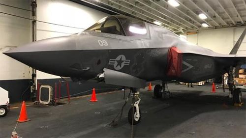 Một chiếc F-35B trong nhà chứa máy bay của tàu USS Wasp. (Ảnh: CNN)
