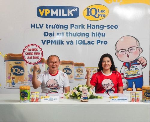 Ông Park Hang Seo và Chủ tịch HĐQT kiêm TGĐ VP Milk Nguyễn Thị Thu Phương.