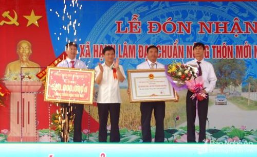 Đồng chí Trần Văn Mão - Phó Trưởng Đoàn đại biểu Quốc hội tỉnh trao Bằng công nhận xã đạt chuẩn Nông thôn mới cho xã Hạnh Lâm (Thanh Chương). Ảnh: Đình Hà