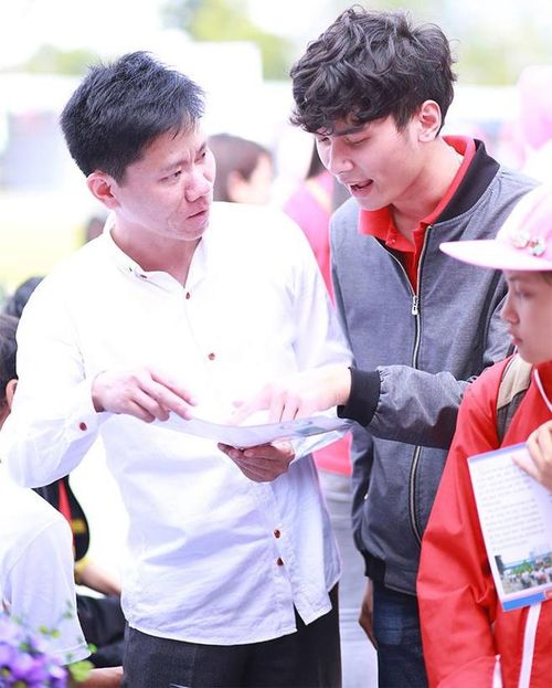 Anh Trần Hải (áo trắng) mắc bệnh hemophilia đang điều trị. Ảnh: Bệnh nhân cung cấp.