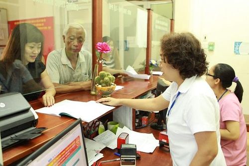 Cán bộ làm việc tại Bộ phận một cửa UBND phường Điện Biên, quận Ba Đình. Ảnh: Phạm Hùng