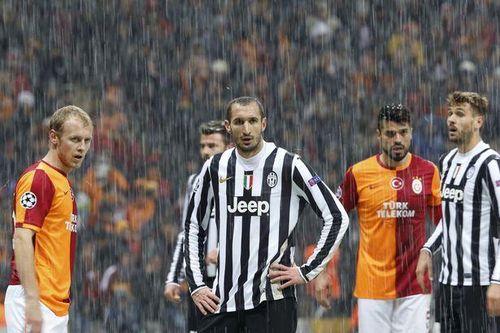Juventus (áo đen trắng) của Conte từng thua đau trước Galatasaray.